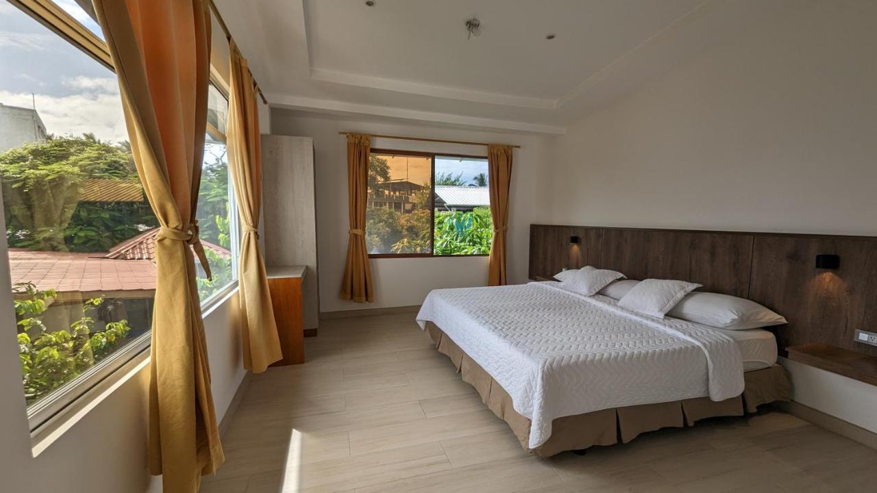 Lava House Hostal Puerto Ayora  Extérieur photo