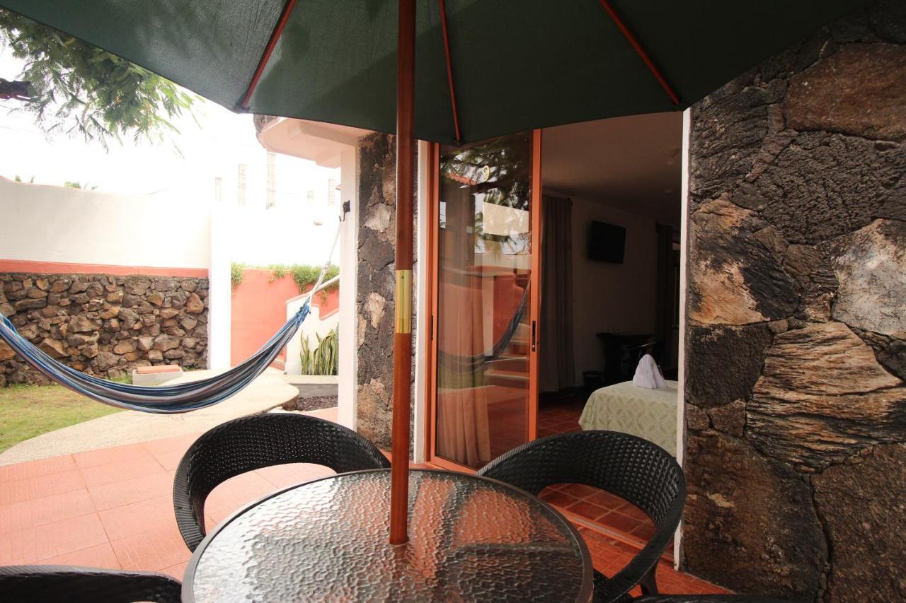 Lava House Hostal Puerto Ayora  Extérieur photo