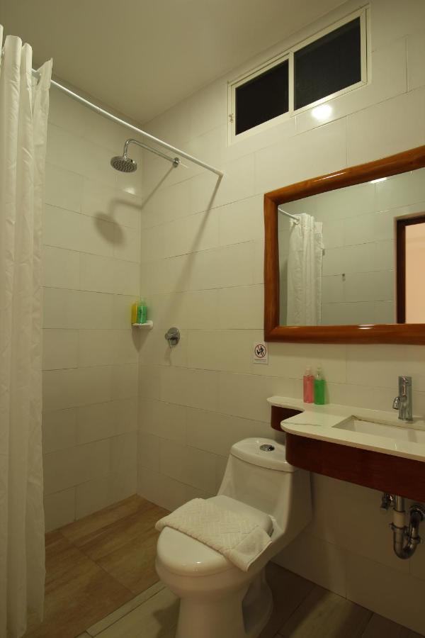 Lava House Hostal Puerto Ayora  Extérieur photo