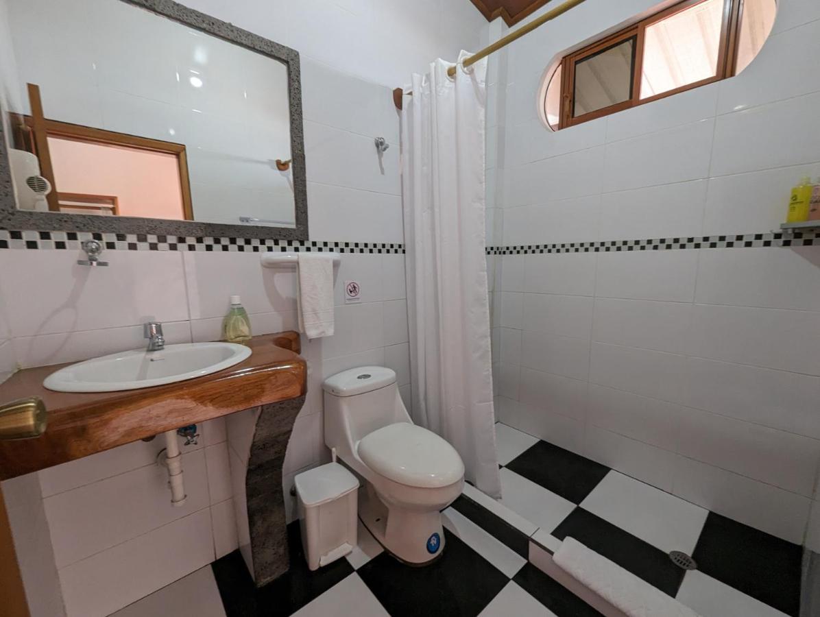 Lava House Hostal Puerto Ayora  Extérieur photo