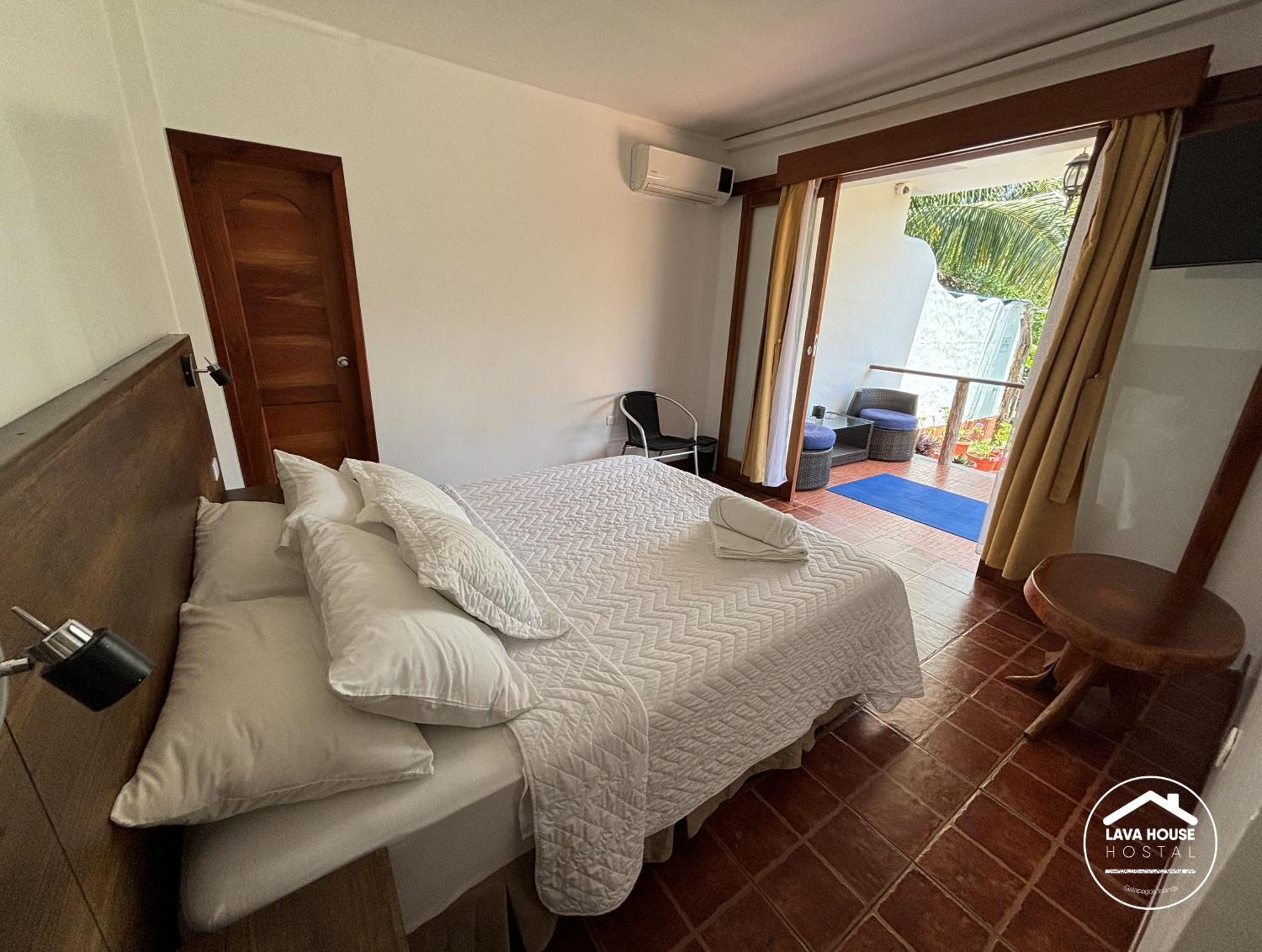 Lava House Hostal Puerto Ayora  Extérieur photo