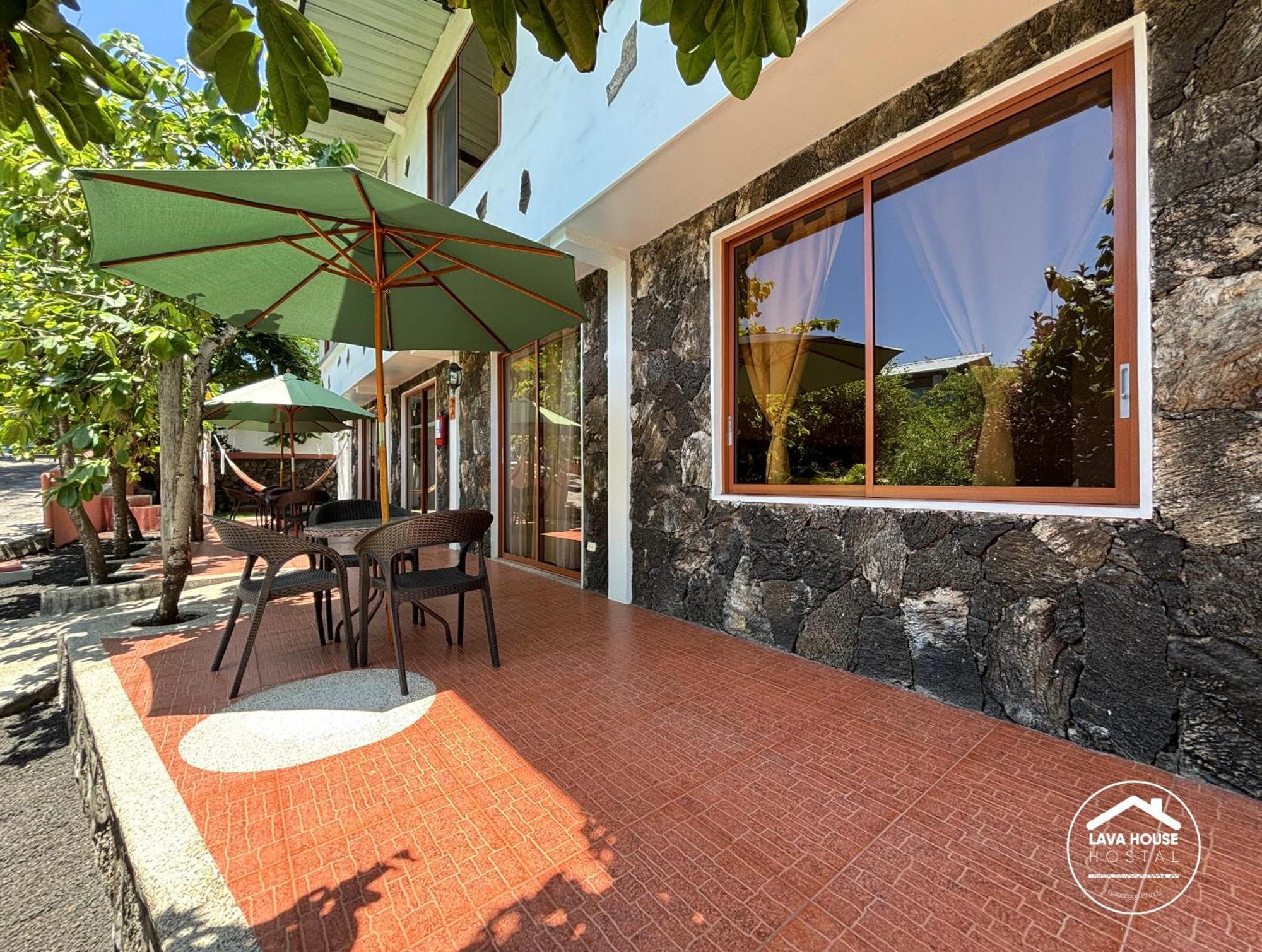 Lava House Hostal Puerto Ayora  Extérieur photo