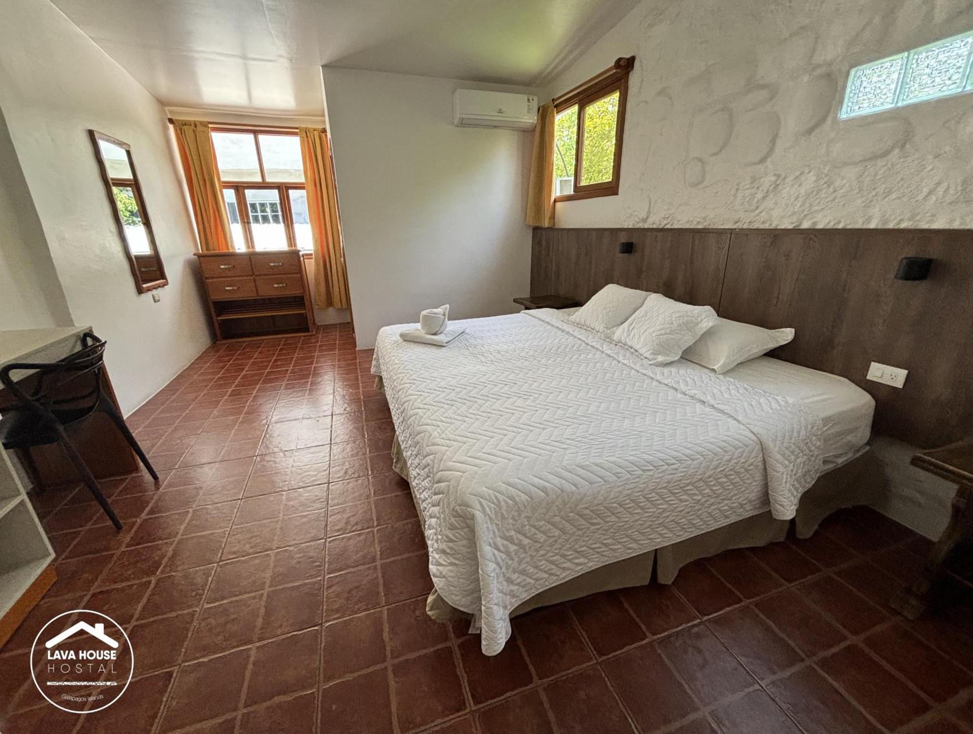 Lava House Hostal Puerto Ayora  Extérieur photo