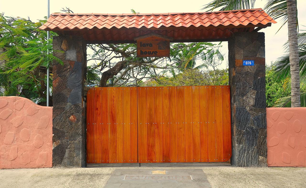 Lava House Hostal Puerto Ayora  Extérieur photo