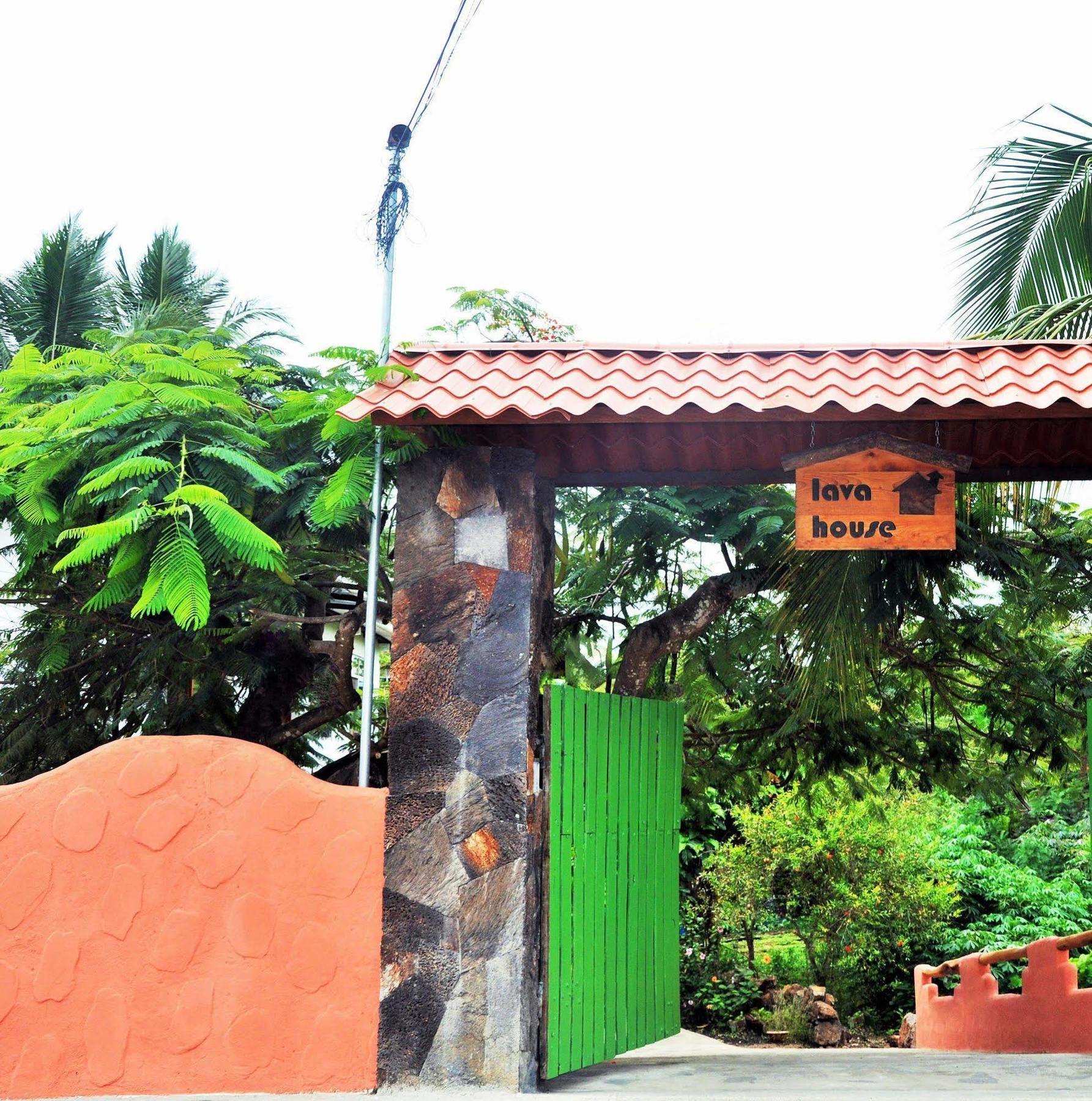 Lava House Hostal Puerto Ayora  Extérieur photo